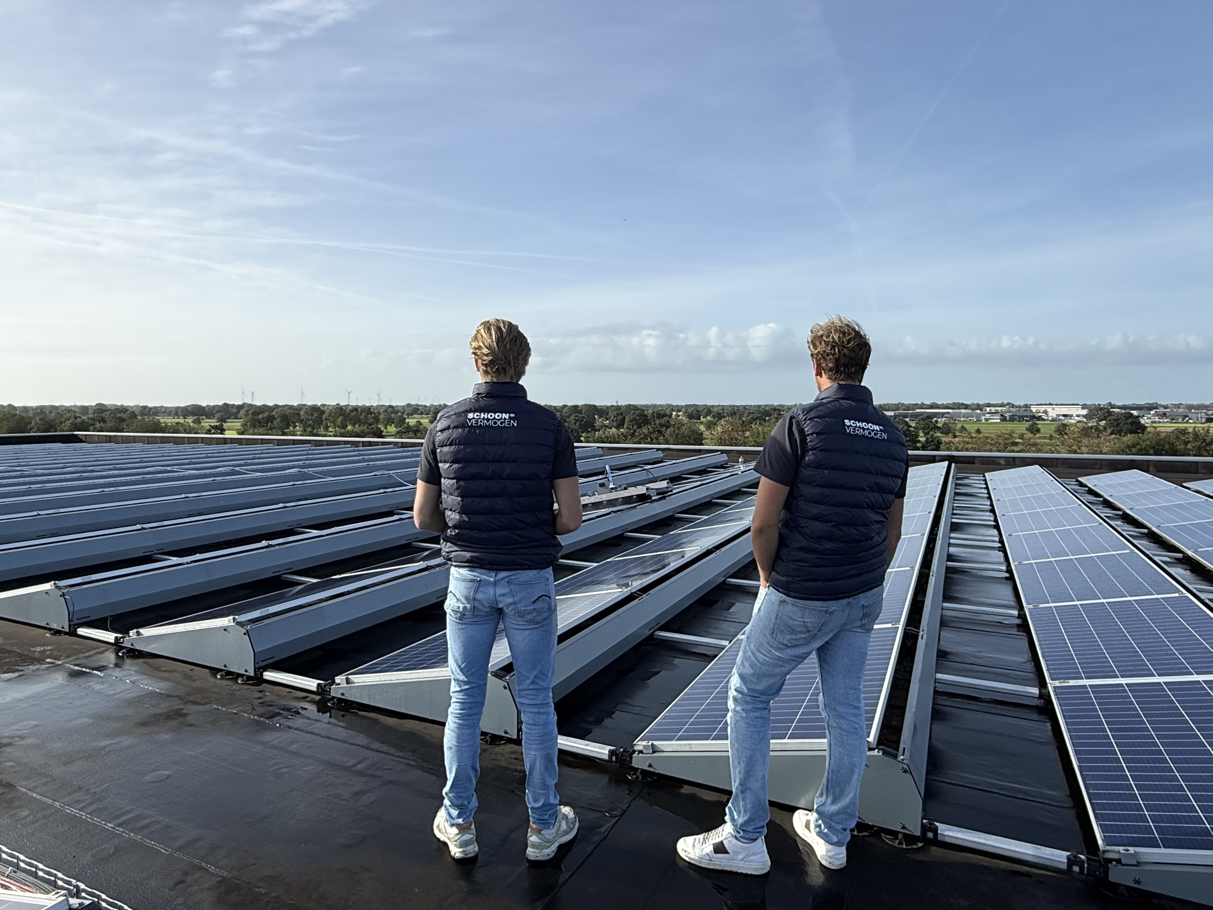 Schoonvermogen reinigingsrobot operationeel op een grote Nederlandse commerciële zonne-installatie