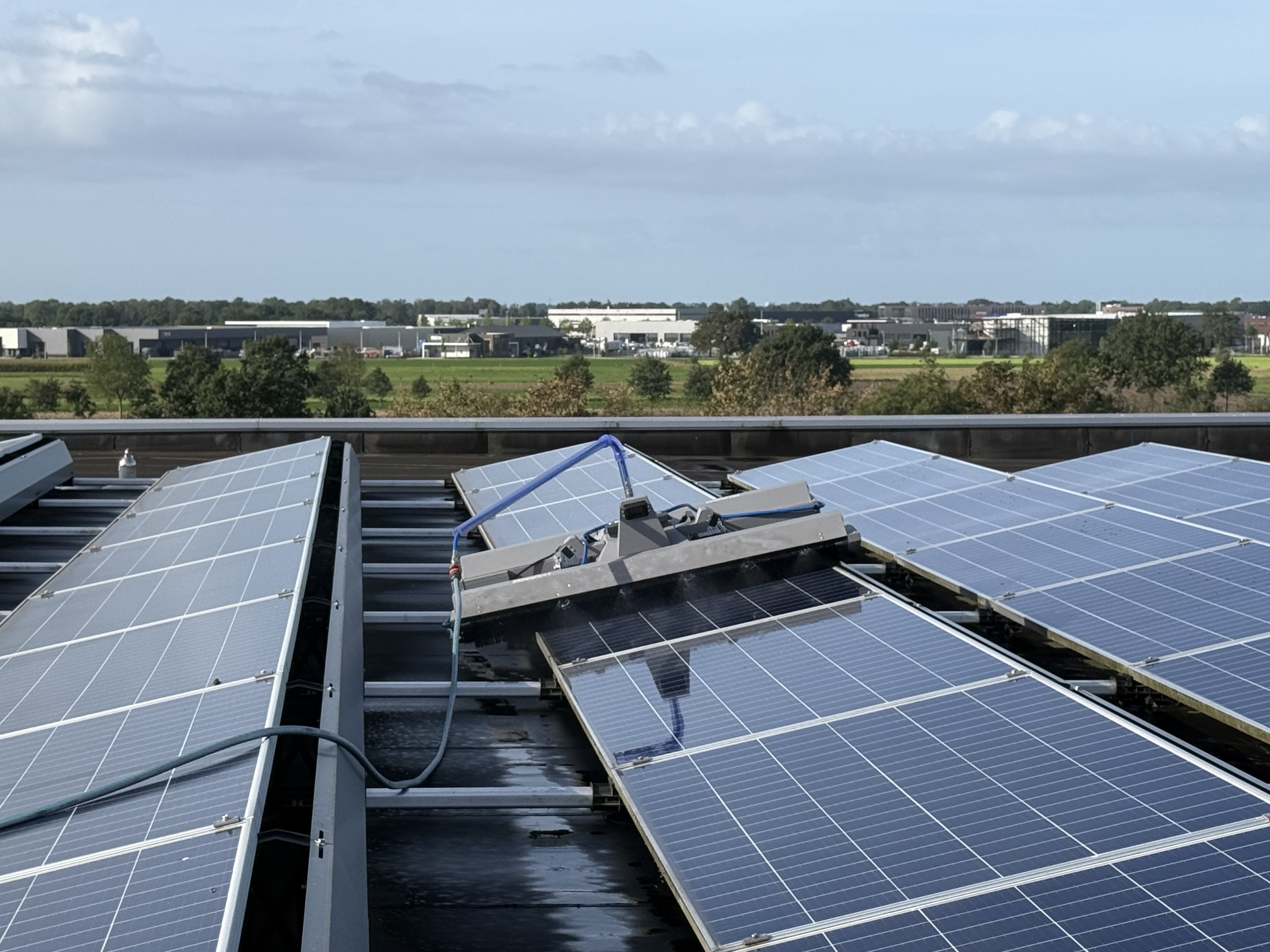 Schoonvermogen SV1 autonome reinigingsrobot op een zonnepaneleninstallatie